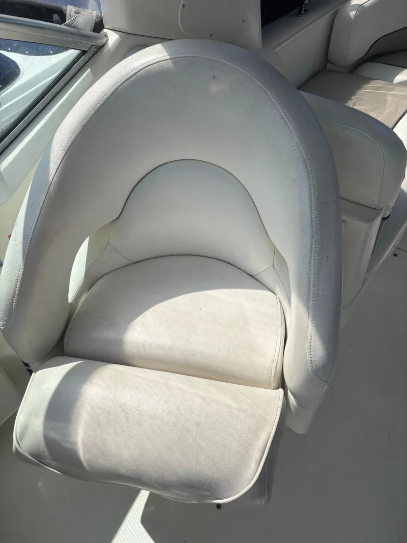 Slide: The Image of White leather seat on 2006 Sea Ray 260 Sundancer boat. - 17