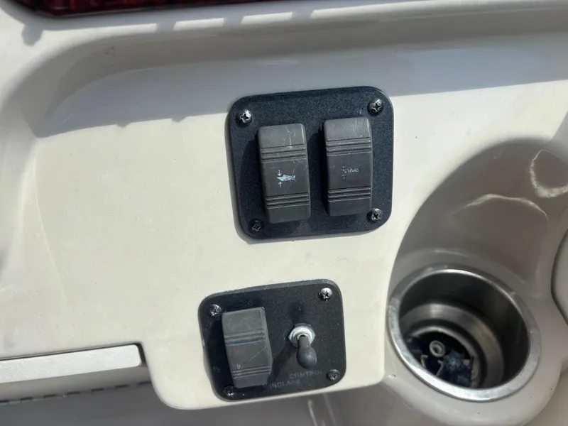 Slide: The Image of Control panel on a 2006 Sea Ray 260 Sundancer boat. - 27