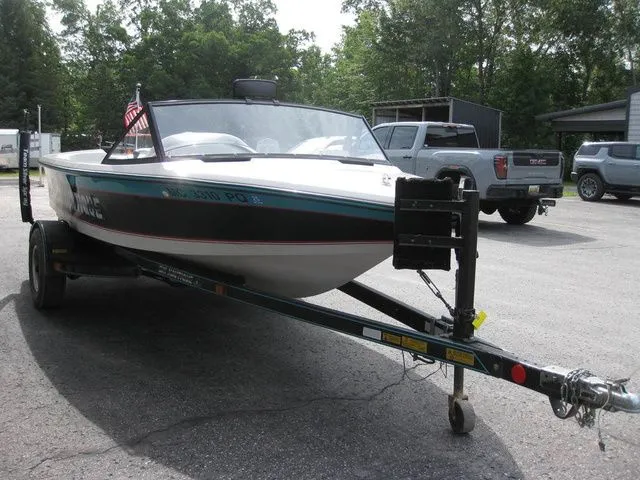 Slide: The Image of Correct Craft Ski Nautique 1993 - 3