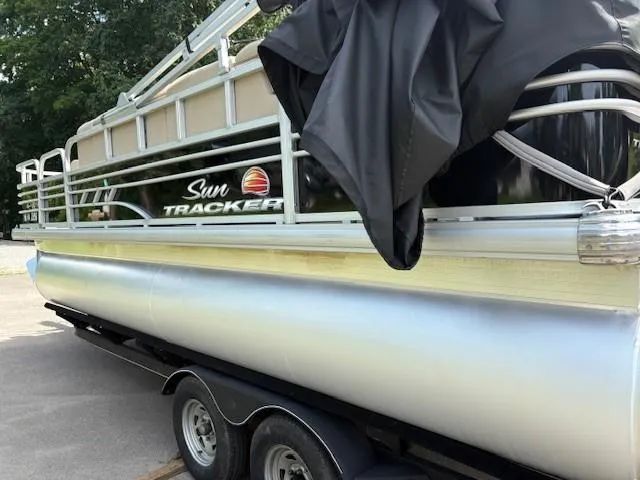 Slide: The Image of 2023 Sun Tracker SportFish 20 DLX pontoon boat on trailer, side view. - 3