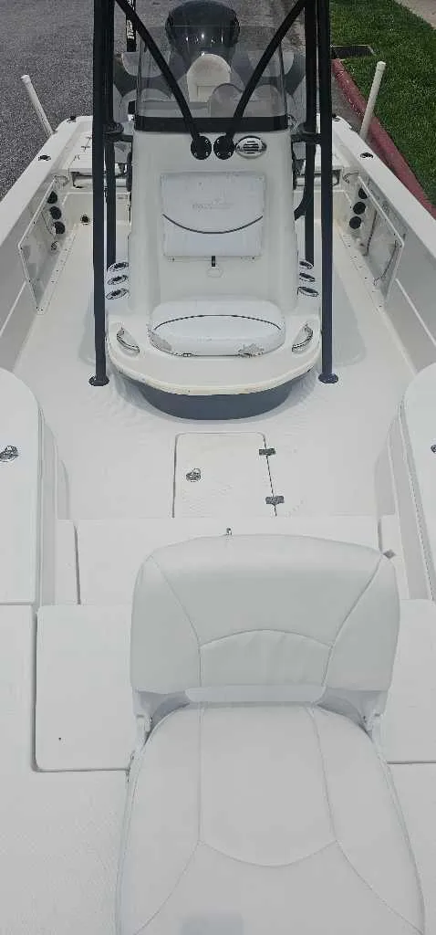Slide: The Image of 2014 NauticStar 244 XTS boat interior with white seating and console. - 3