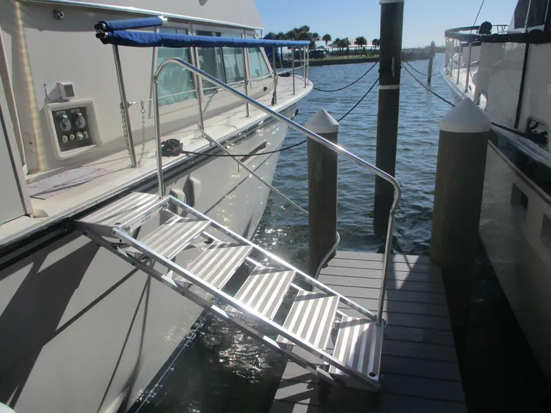 Slide: The Image of 1986 Hatteras 43 Double Cabin yacht with dockside boarding ladder. - 4