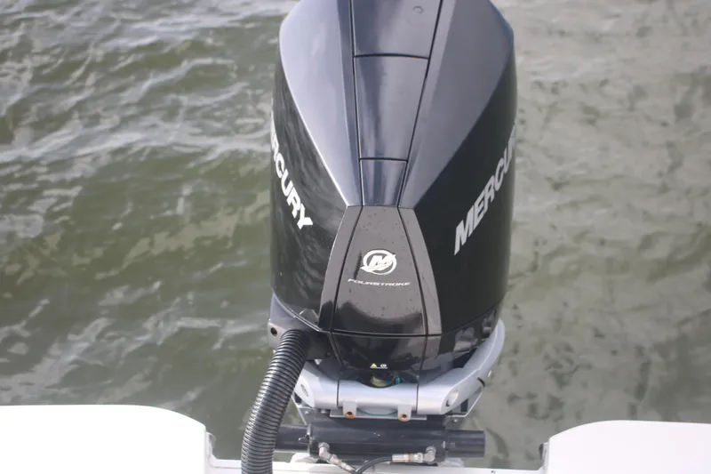 Slide: The Image of Outboard motor on 2022 Sea Ray 250 SDX-OB boat, Mercury branding visible. - 7