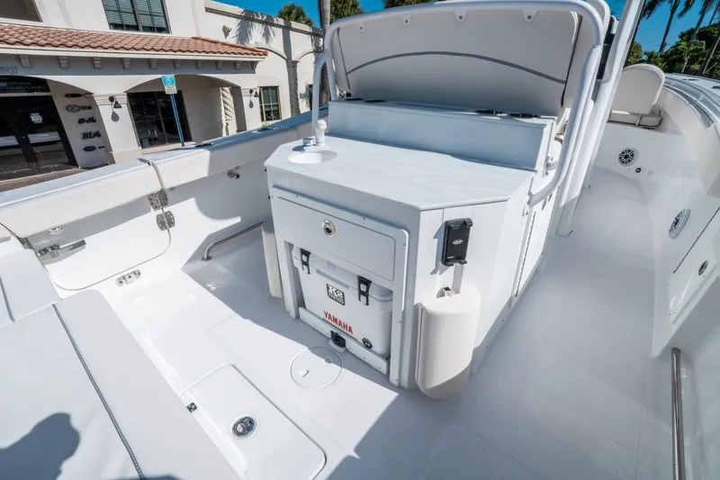 Slide: The Image of Sea Hunt Ultra 275 SE 2026 - 13