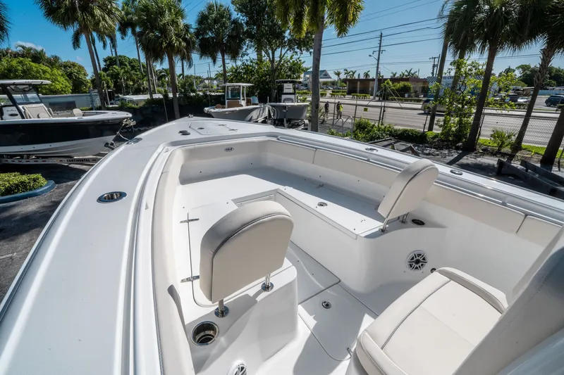 Slide: The Image of Sea Hunt Ultra 275 SE 2026 - 27