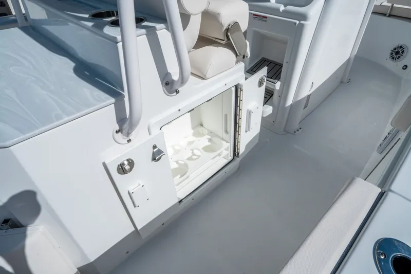 Slide: The Image of Sea Hunt Ultra 275 SE 2026 - 17