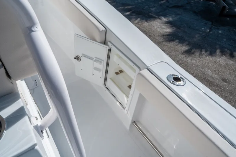 Slide: The Image of Sea Hunt Ultra 275 SE 2026 - 18