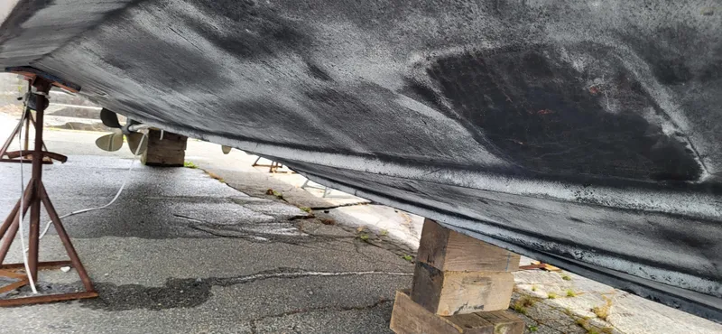 Slide: The Image of 2005 Sea Ray 390 Motor Yacht hull on dry dock, showing underside and propellers. - 7