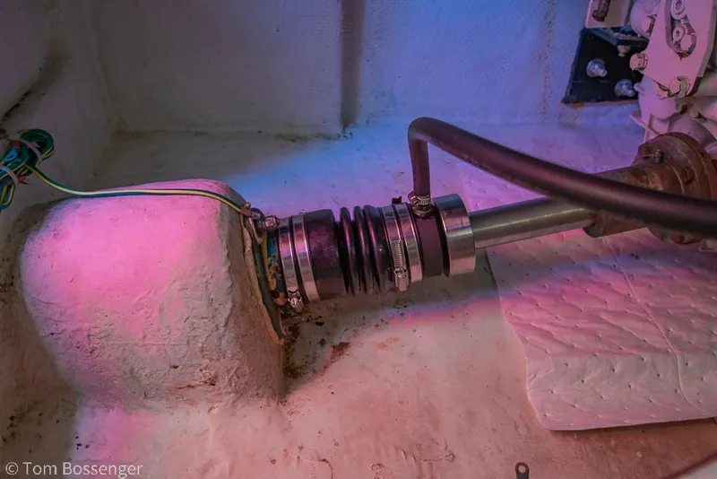 Slide: The Image of Bayliner 3988 Motoryacht 2002 - 61