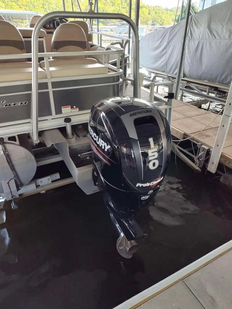 Slide: The Image of 2016 Sun Tracker Fishin' Barge 22 DLX with Mercury 150 outboard motor at dock. - 11