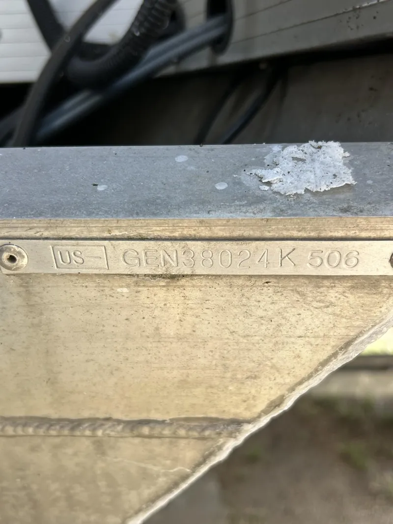 Slide: The Image of Hull identification number on a 2006 SunCatcher LX 20 Fish & Cruise boat. - 5