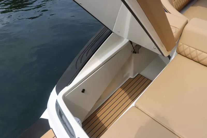 Slide: The Image of Sea Ray 280SXO 2026 - 12