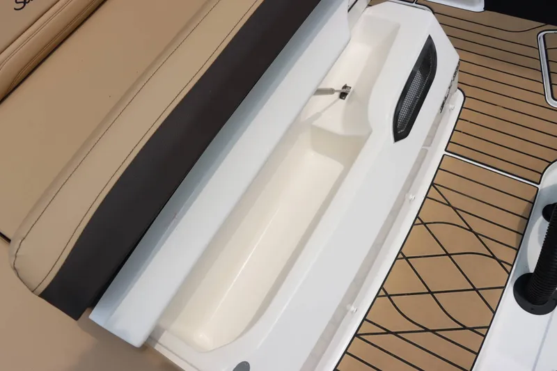 Slide: The Image of Sea Ray 280SXO 2026 - 13