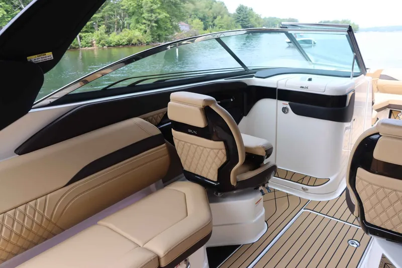 Slide: The Image of Sea Ray 280SXO 2026 - 14