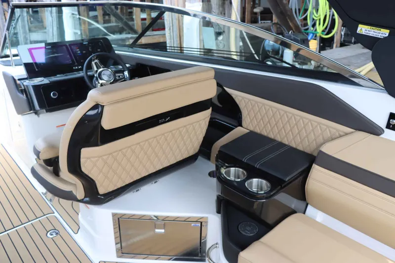 Slide: The Image of Sea Ray 280SXO 2026 - 15