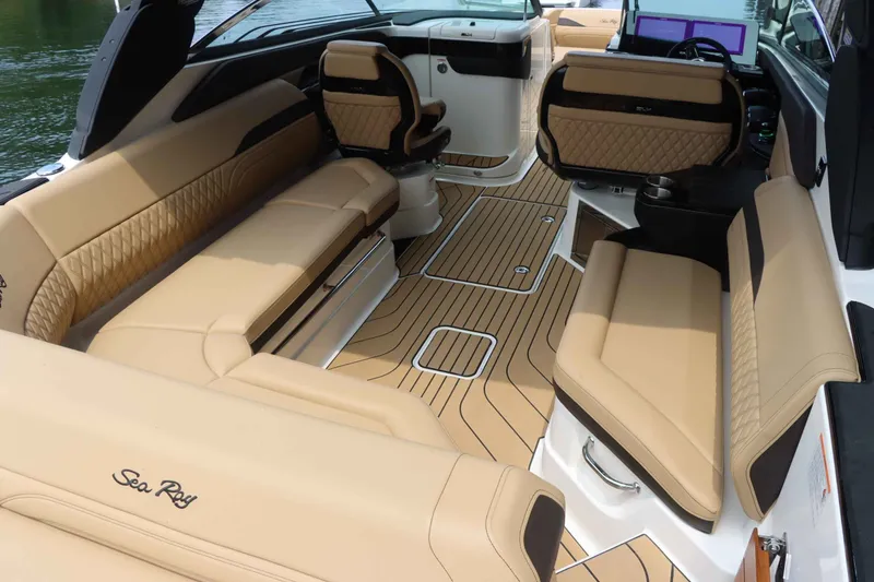 Slide: The Image of Sea Ray 280SXO 2026 - 16