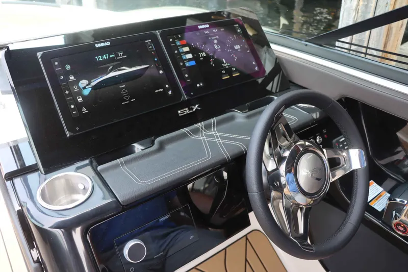 Slide: The Image of Sea Ray 280SXO 2026 - 18