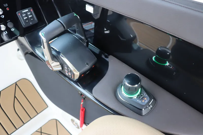 Slide: The Image of Sea Ray 280SXO 2026 - 19