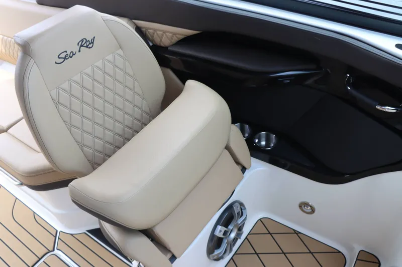 Slide: The Image of Sea Ray 280SXO 2026 - 22