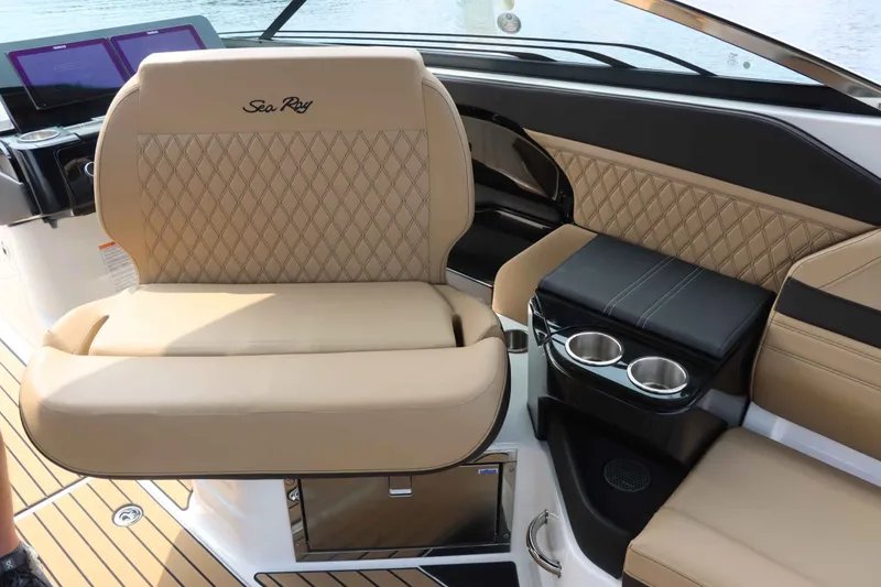 Slide: The Image of Sea Ray 280SXO 2026 - 30