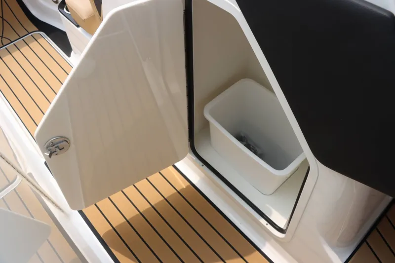 Slide: The Image of Sea Ray 280SXO 2026 - 31