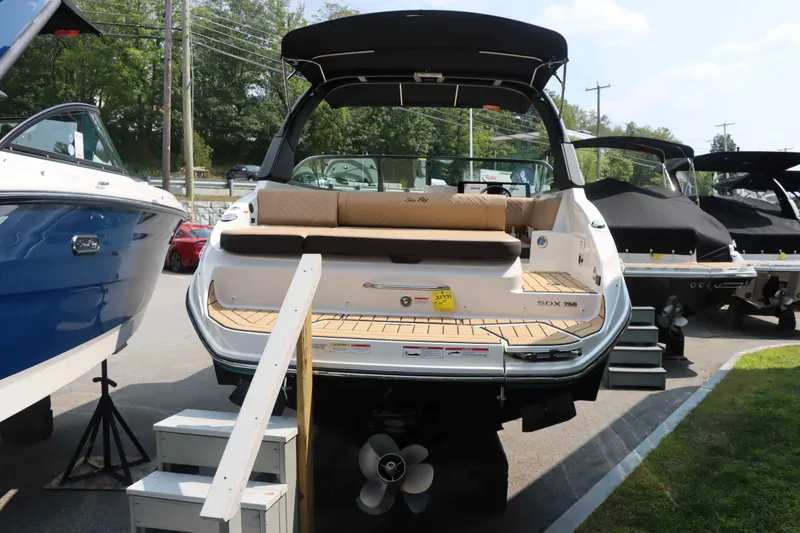 Slide: The Image of Sea Ray 250SDX 2026 - 10