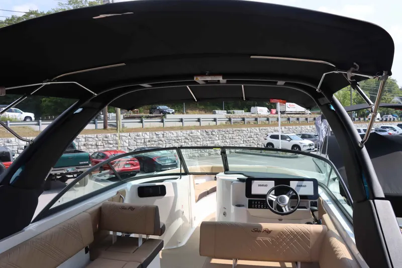 Slide: The Image of Sea Ray 250SDX 2026 - 14