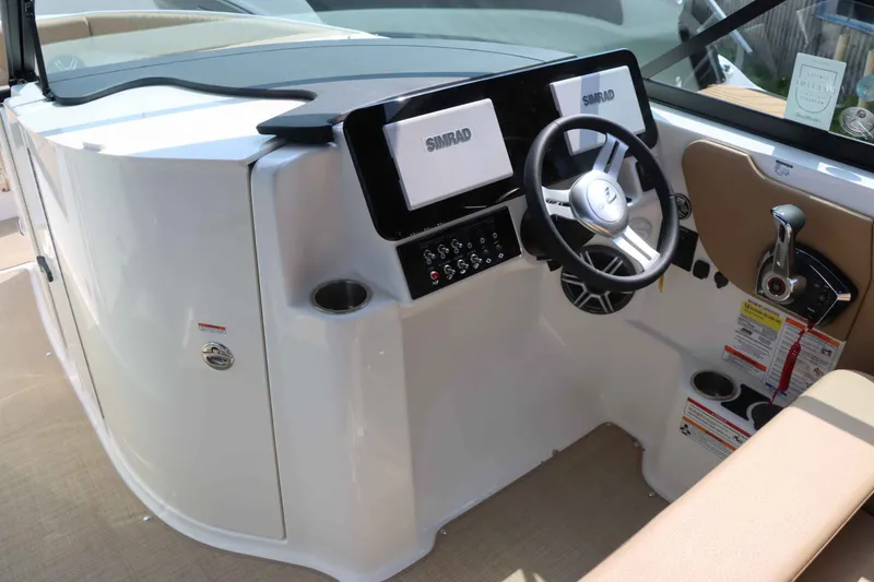 Slide: The Image of Sea Ray 250SDX 2026 - 15