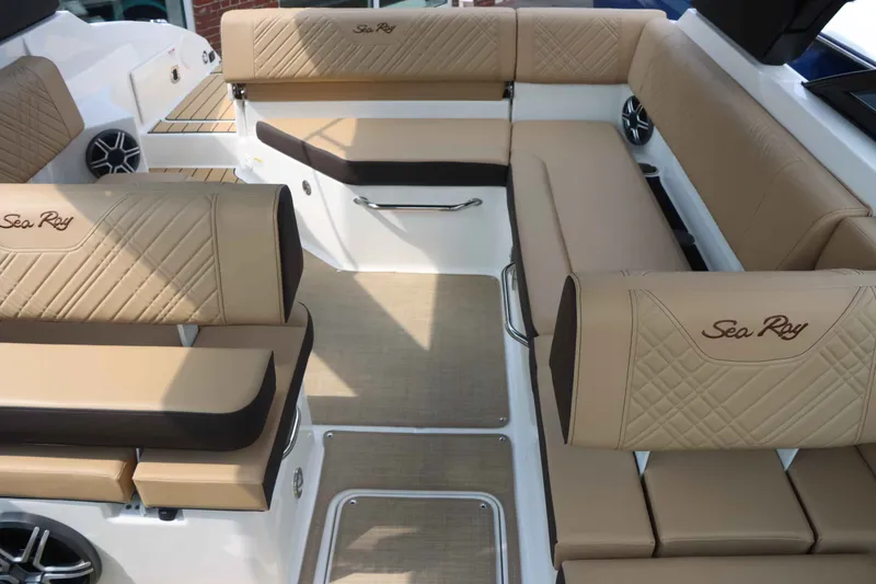 Slide: The Image of Sea Ray 250SDX 2026 - 21