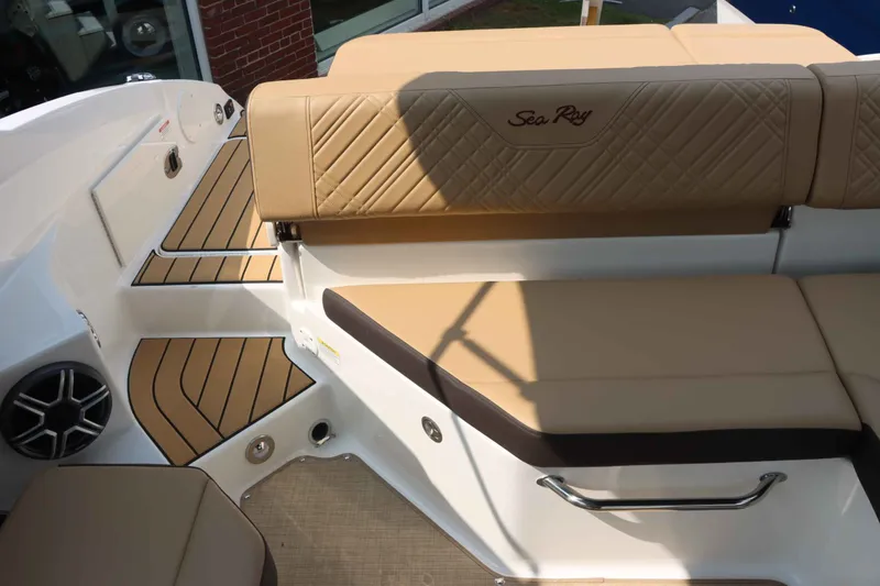 Slide: The Image of Sea Ray 250SDX 2026 - 22