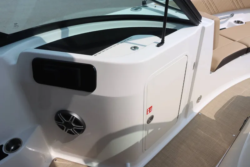 Slide: The Image of Sea Ray 250SDX 2026 - 24