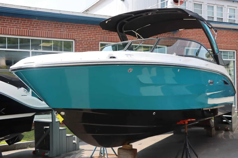 Slide: The Image of Sea Ray 250SDX 2026 - 5