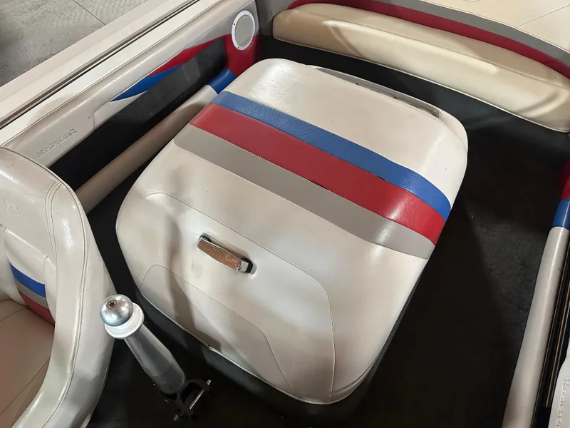 Slide: The Image of 1993 MasterCraft ProStar 190 interior with red, blue, and white upholstery. - 13