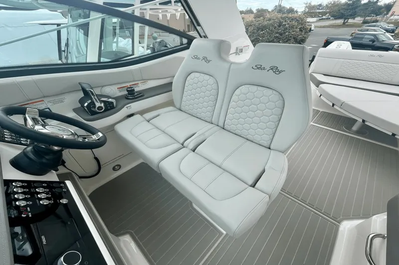 Slide: The Image of Sea Ray Sundancer 320 Outboard 2026 - 13