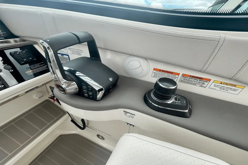Slide: The Image of Sea Ray Sundancer 320 Outboard 2026 - 14