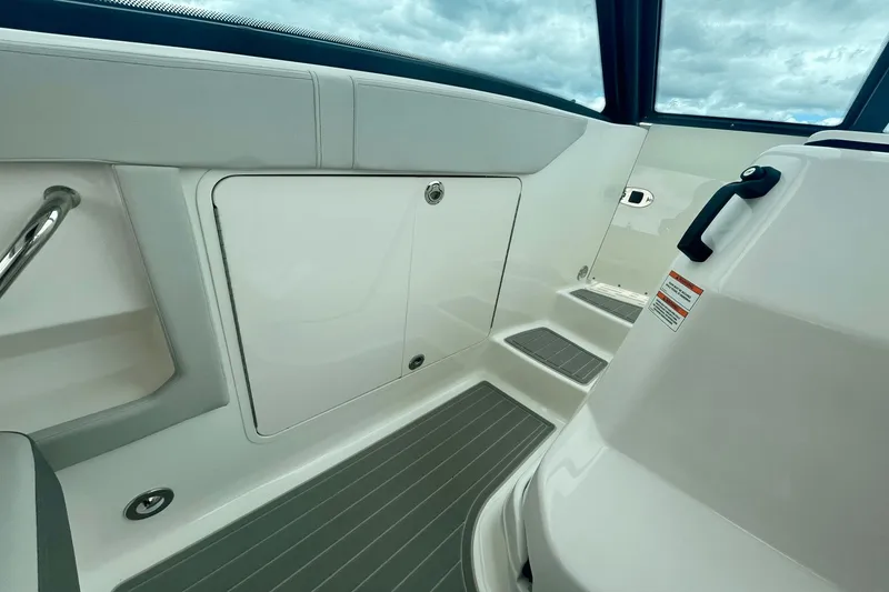 Slide: The Image of Sea Ray Sundancer 320 Outboard 2026 - 22
