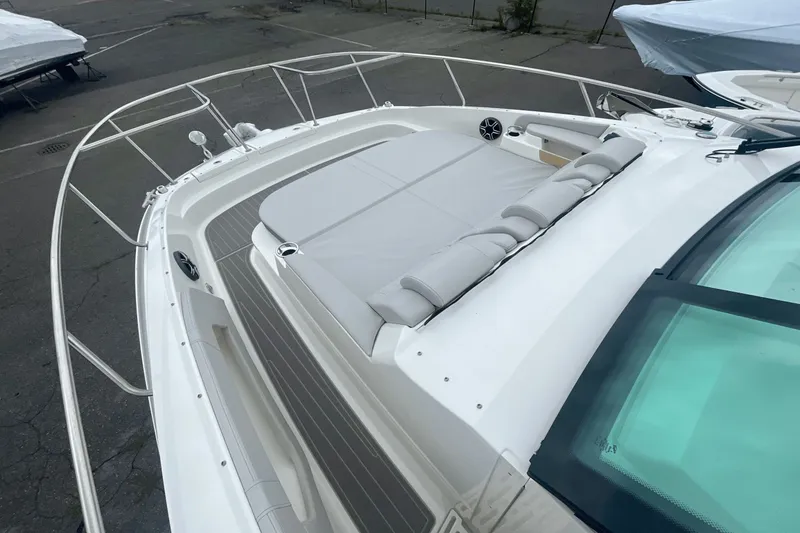 Slide: The Image of Sea Ray Sundancer 320 Outboard 2026 - 25