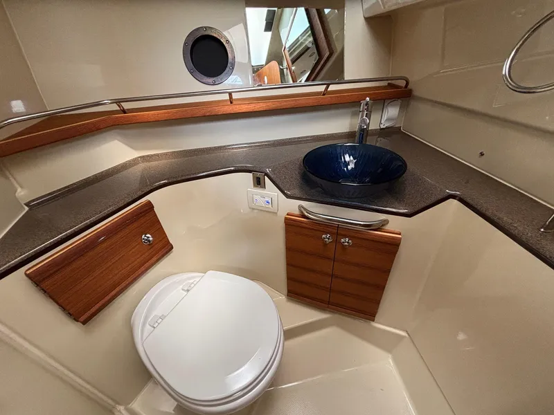 Slide: The Image of Ranger Tugs R-29 S - Head - 8