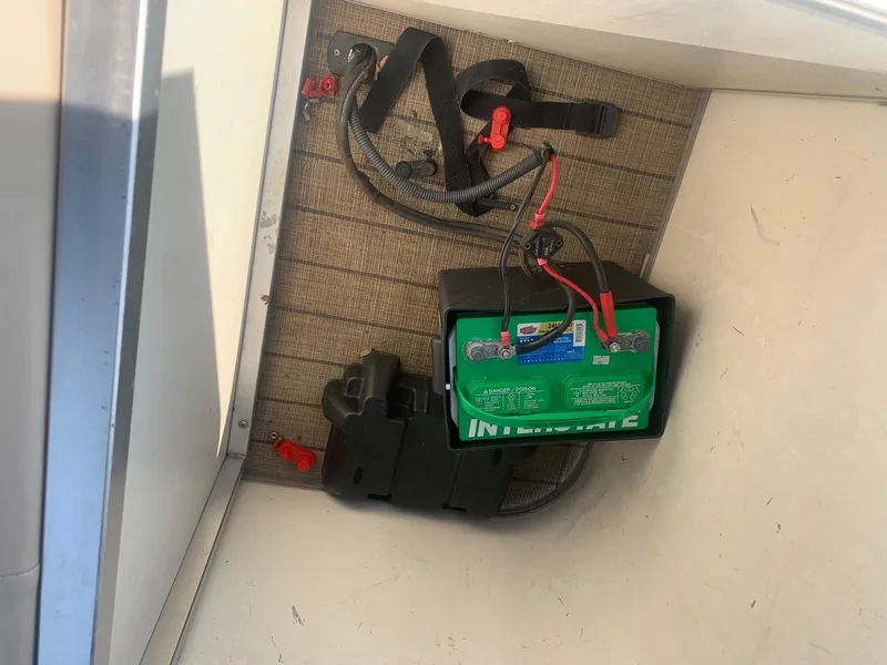 Slide: The Image of Battery compartment of 2006 Sun Tracker PARTY BARGE 21 Signature Series boat. - 14