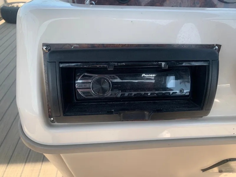 Slide: The Image of Pioneer stereo system on 2006 Sun Tracker PARTY BARGE 21 Signature Series boat. - 7