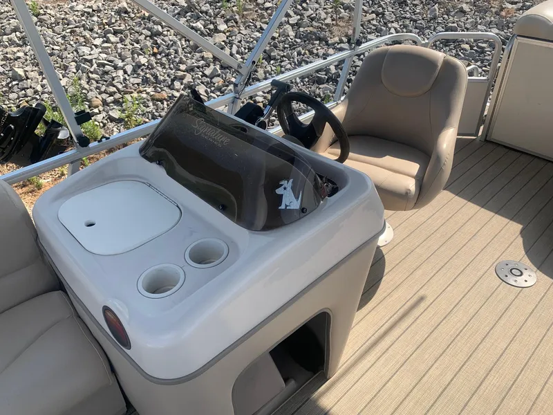 Slide: The Image of 2006 Sun Tracker PARTY BARGE 21 Signature Series boat interior with helm and seating. - 9