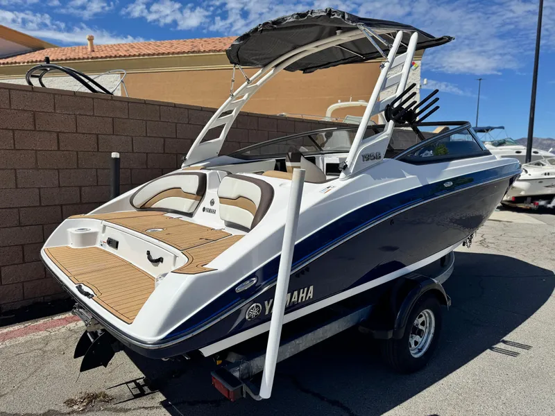 Slide: The Image of 2022 Yamaha Boats AR 195 S on trailer, featuring sleek design and modern amenities. - 5