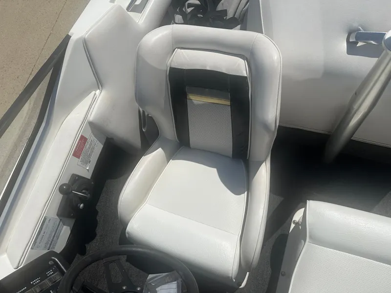 Slide: The Image of 1989 MasterCraft ProStar 190 interior with white seating and steering wheel. - 7