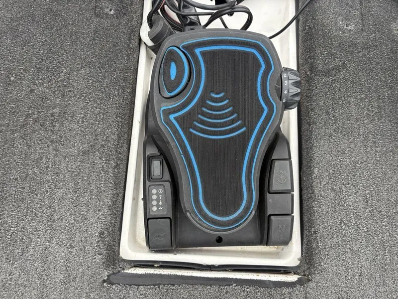 Slide: The Image of Foot pedal control on 2008 Skeeter ZX200 boat, featuring blue accents and control buttons. - 10