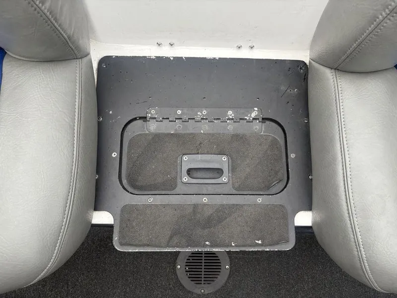 Slide: The Image of 2008 Skeeter ZX200 boat seating area with storage compartment between gray seats. - 13