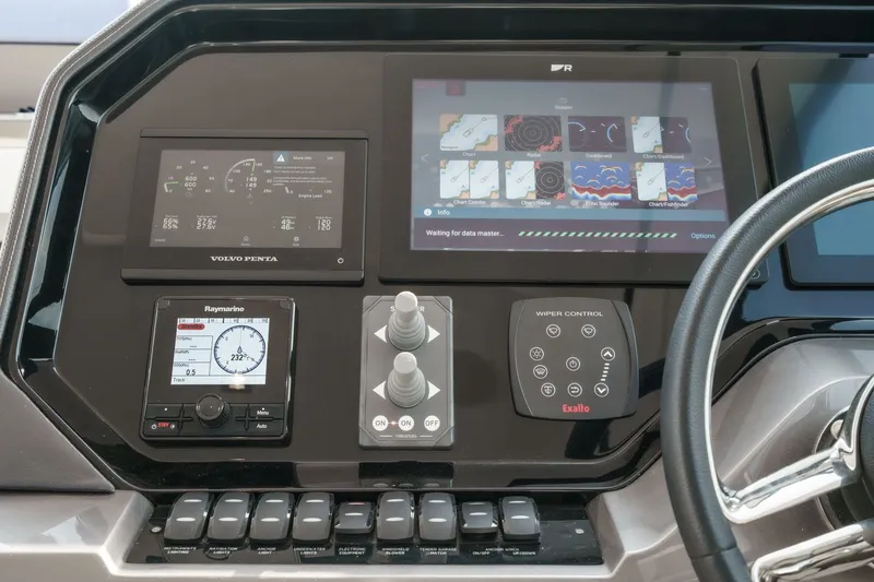 Slide: The Image of Galeon 500 Fly 2024 - 17