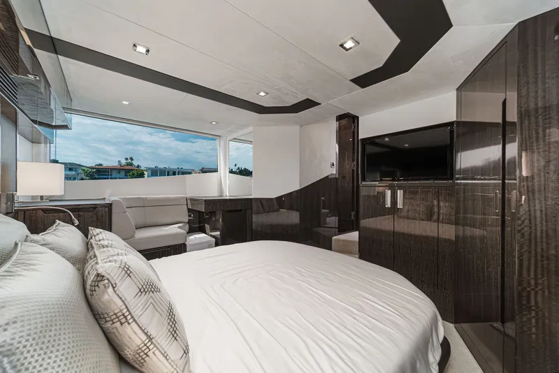 Slide: The Image of Galeon 500 Fly 2024 - 23