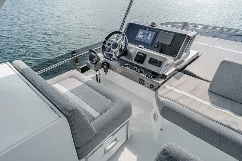 Slide: The Image of Galeon 500 Fly 2024 - 35