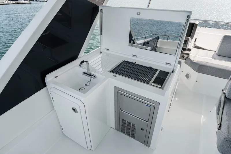 Slide: The Image of Galeon 500 Fly 2024 - 38