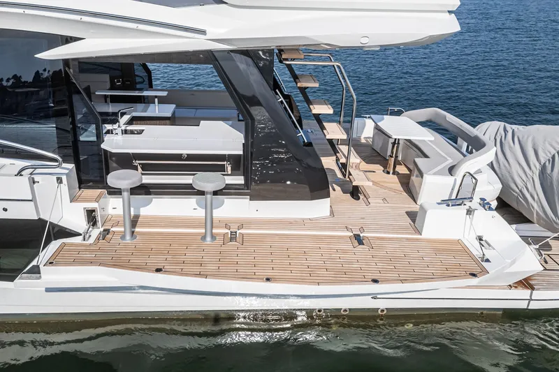Slide: The Image of Galeon 500 Fly 2024 - 43